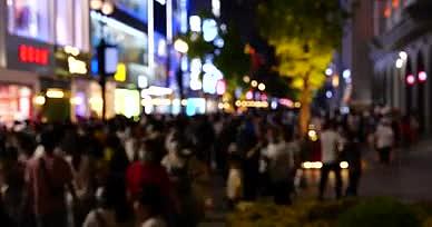 4K夜景繁华街道步行街人山人海行人空境视频的预览图